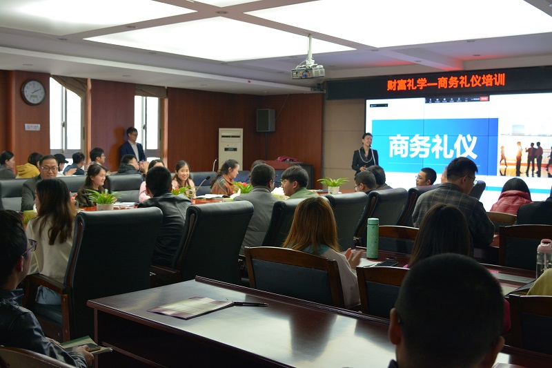 ����k8����Ӯ��һ������ѧԺ��֯��չ����������ѵ